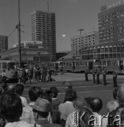 1981, Warszawa, Polska.
Strajk Miejskich Zakładów Komunikacyjnych na rondzie Romana Dmowskiego. W tle Rotunda PKO (z prawej) i Domy Towarowe Centrum (z lewej).
Fot. Romuald Broniarek, zbiory ośrodka KARTA