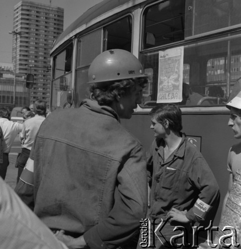 1981, Warszawa, Polska.
Strajk Miejskich Zakładów Komunikacyjnych na ulicy Marszałkowskiej.
Fot. Romuald Broniarek, zbiory ośrodka KARTA