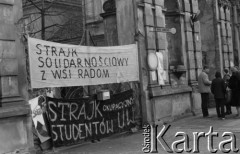 Listopad 1981, Warszawa, Polska. 
Strajk okupacyjny studentów Uniwersytetu Warszawskiego solidaryzujących się ze studentami Wyższej Szkoły Inżynierskiej w Radomiu. Transparenty zawieszone na Bramie Głównej UW przy Krakowskim Przedmieściu: 