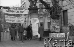 Listopad 1981, Warszawa, Polska. 
Strajk okupacyjny studentów Akademii Sztuk Pięknych solidaryzujących się ze studentami Wyższej Szkoły Inżynierskiej w Radomiu. Transparenty zawieszone na bramie ASP przy Krakowskim Przedmieściu: 