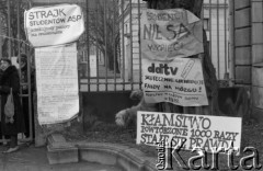 Listopad 1981, Warszawa, Polska. 
Strajk okupacyjny studentów Akademii Sztuk Pięknych solidaryzujących się ze studentami Wyższej Szkoły Inżynierskiej w Radomiu. Transparenty zawieszone na bramie ASP przy Krakowskim Przedmieściu: 