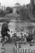 1981, Warszawa, Polska.
Ogród Saski. W tle wodozbiór w kształcie rotundy.
Fot. Romuald Broniarek, zbiory Ośrodka KARTA