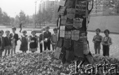 1981, Warszawa, Polska.
Dzieci na terenie Muzeum Więzienia 