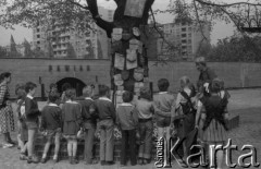 1981, Warszawa, Polska.
Dzieci na terenie Muzeum Więzienia 