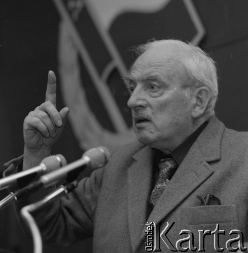 1981, Warszawa, Polska.
Pisarz i polityk Jerzy Putrament na plenum Zarządu Głównego Towarzystwa Przyjaźni Polsko-Radzieckiej.
Fot. Romuald Broniarek, zbiory Ośrodka KARRTA