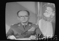 13.12.1981, Warszawa, Polska.
Premier Wojciech Jaruzelski w telewizji informuje o wprowadzeniu stanu wojennego.
Fot. Romuald Broniarek, zbiory Ośrodka KARTA