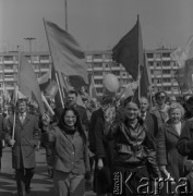 1982, Warszawa, Polska.
Pochód pierwszomajowy na ulicy Senatorskiej.
Fot. Romuald Broniarek, zbiory Ośrodka KARTA