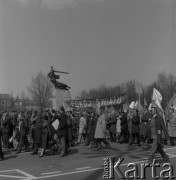 1982, Warszawa, Polska.
Pochód pierwszomajowy na placu Teatralnym. Transparent: 