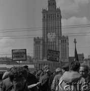 1982, Warszawa, Polska.
Pochód pierwszomajowy na ulicy Marszałkowskiej. Transparenty: 