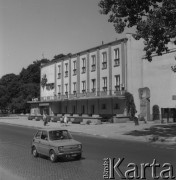 1982, Pisz, Polska.
Ośrodek Kultury i pomnik Konstantego Ildefonsa Gałczyńskiego przy placu Daszyńskiego.
Fot. Romuald Broniarek, zbiory Ośrodka KARTA