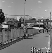 1982, Pisz, Polska.
Most dla pieszych nad rzeką Pisą.
Fot. Romuald Broniarek, zbiory Ośrodka KARTA