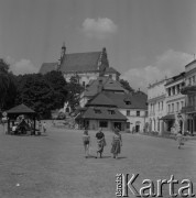 1982, Kazimierz Dolny, Polska.
Rynek i Kościół Farny św. Jana Chrzciciela i św. Bartłomieja. 
Fot. Romuald Broniarek, zbiory Ośrodka KARTA
