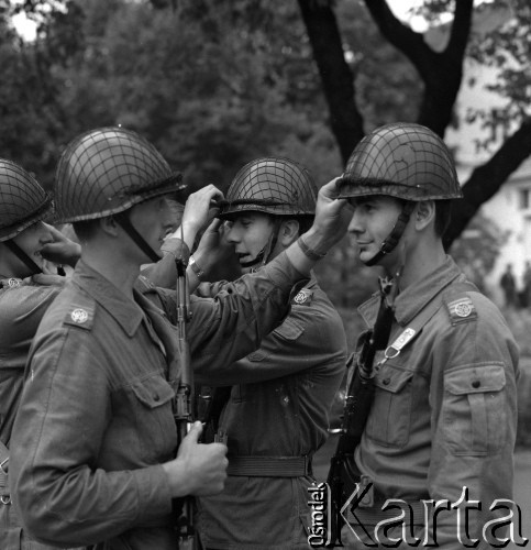 1982, Toruń, Polska.
Wyższa Szkoła Oficerska Wojsk Rakietowych i Artylerii.
Fot. Romuald Broniarek, zbiory Ośrodka KARTA