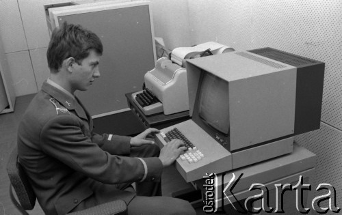 1982, Toruń, Polska.
Wyższa Szkoła Oficerska Wojsk Rakietowych i Artylerii.
Fot. Romuald Broniarek, zbiory Ośrodka KARTA