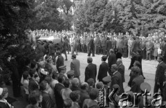 6.09.1982, Warszawa, Polska.
Pogrzeb Władysława Gomułki na Cmentarzu Wojskowym na Powązkach.
Fot. Romuald Broniarek, zbiory Ośrodka KARTA