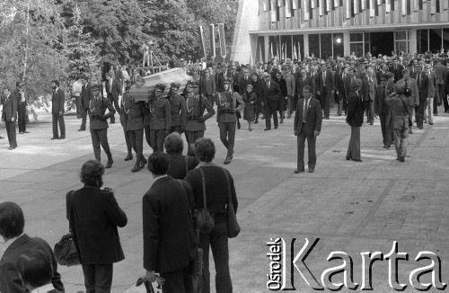 6.09.1982, Warszawa, Polska.
Pogrzeb Władysława Gomułki na Cmentarzu Wojskowym na Powązkach.
Fot. Romuald Broniarek, zbiory Ośrodka KARTA