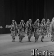 1982, Warszawa, Polska.
Choreograficzny Koncertowy Zespół ZSRR Igora Moisiejewa podczas występu w Pałacu Kultury i Nauki. Fot. Romuald Broniarek, zbiory Ośrodka KARTA