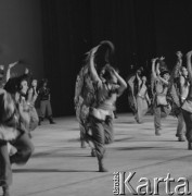 1982, Warszawa, Polska.
Choreograficzny Koncertowy Zespół ZSRR Igora Moisiejewa podczas występu w Pałacu Kultury i Nauki. Fot. Romuald Broniarek, zbiory Ośrodka KARTA