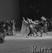 1982, Warszawa, Polska.
Choreograficzny Koncertowy Zespół ZSRR Igora Moisiejewa podczas występu w Pałacu Kultury i Nauki. Fot. Romuald Broniarek, zbiory Ośrodka KARTA