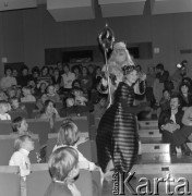 1982, Warszawa, Polska.
Zabawa noworoczna dla dzieci w Domu Przyjaźni Towarzystwa Przyjaźni Polsko-Radzieckiej na ulicy Marszałkowskiej 115.
Fot. Romuald Broniarek, zbiory Ośrodka KARTA