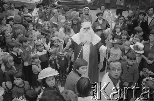1982, Warszawa, Polska.
Zabawa noworoczna dla dzieci w Domu Przyjaźni Towarzystwa Przyjaźni Polsko-Radzieckiej na ulicy Marszałkowskiej 115.
Fot. Romuald Broniarek, zbiory Ośrodka KARTA