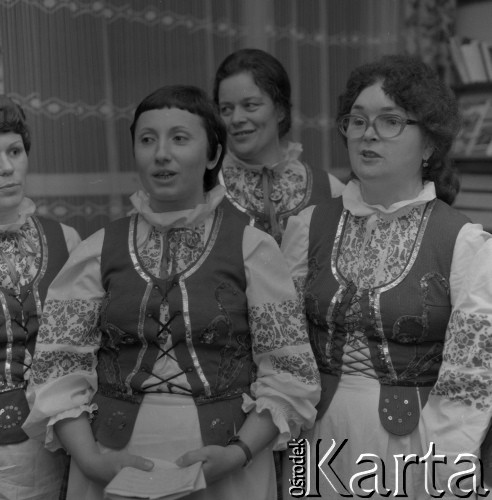 1983, Gródek, Polska.
Zespół śpiewających gospodyń wiejskich.
Fot. Romuald Broniarek, zbiory Ośrodka KARTA