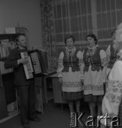 1983, Gródek, Polska.
Zespół śpiewających gospodyń wiejskich.
Fot. Romuald Broniarek, zbiory Ośrodka KARTA