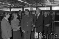 1983, Warszawa, Polska.
Radziecki kosmonauta generał Gieorgij Bieriegowoj (drugi z prawej) w Domu Przyjaźni Towarzystwa Przyjaźni Polsko-Radzieckiej.
Fot. Romuald Broniarek, zbiory Ośrodka KARTA