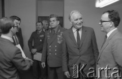 1983, Warszawa, Polska.
Radziecki kosmonauta generał Gieorgij Bieriegowoj (trzeci z prawej) w Domu Przyjaźni Towarzystwa Przyjaźni Polsko-Radzieckiej.
Fot. Romuald Broniarek, zbiory Ośrodka KARTA