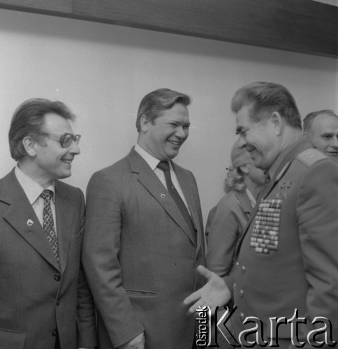 1983, Warszawa, Polska.
Radziecki kosmonauta generał Gieorgij Bieriegowoj (pierwszy z prawej) w Domu Przyjaźni Towarzystwa Przyjaźni Polsko-Radzieckiej.
Fot. Romuald Broniarek, zbiory Ośrodka KARTA