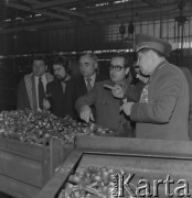 1983, Warszawa, Polska.
Kosmonauta radziecki generał Gieorgij Bieriegowoj (pierwszy z prawej) w Fabryce Samochodów Osobowych.
Fot. Romuald Broniarek, zbiory ośrodka KARTA