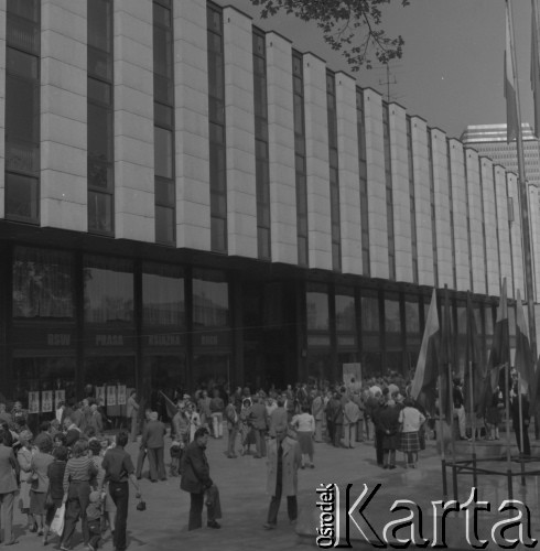 1.05.1983, Warszawa, Polska.
Pochód pierwszomajowy przy Domu Przyjaźni Towarzystwa Przyjaźni Polsko-Radzieckiej przy ulicy Marszałkowskiej 115.
Fot. Romuald Broniarek, zbiory Ośrodka KARTA