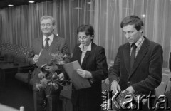 1983, Warszawa, Polska.
Wręczenie nagród teatralnych tygodnika „Przyjaźń” w Domu Przyjaźni Towarzystwa Przyjaźni Polsko-Radzieckiej przy ulicy Marszałkowskiej 115. Aktor Bronisław Pawlik (z lewej). Aktor i reżyser teatralny Tadeusz Bradecki (z prawej).
Fot. Romuald Broniarek, zbiory Ośrodka KARTA