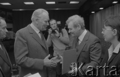 1983, Warszawa, Polska.
Wręczenie nagród teatralnych tygodnika „Przyjaźń” w Domu Przyjaźni Towarzystwa Przyjaźni Polsko-Radzieckiej przy ulicy Marszałkowskiej 115. Aktor Bronisław Pawlik (z prawej).
Fot. Romuald Broniarek, zbiory Ośrodka KARTA