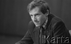 1983, Warszawa, Polska.
Wręczenie nagród teatralnych tygodnika „Przyjaźń” w Domu Przyjaźni Towarzystwa Przyjaźni Polsko-Radzieckiej przy ulicy Marszałkowskiej 115. Aktor i reżyser teatralny Tadeusz Bradecki.
Fot. Romuald Broniarek, zbiory Ośrodka KARTA