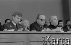 1983, Warszawa, Polska.
XI Zjazd Towarzystwa Przyjaźni Polsko-Radzieckiej w Sali Kongresowej. Kosmonauta Mirosław Hermaszewski (z lewej).
Fot. Romuald Broniarek, zbiory Ośrodka KARTA