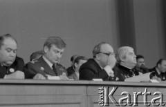 1983, Warszawa, Polska.
XI Zjazd Towarzystwa Przyjaźni Polsko-Radzieckiej w Sali Kongresowej. Kosmonauta Mirosław Hermaszewski (drugi z lewej).
Fot. Romuald Broniarek, zbiory Ośrodka KARTA