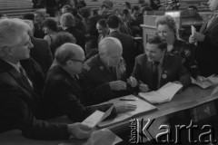 1983, Warszawa, Polska.
XI Zjazd Towarzystwa Przyjaźni Polsko-Radzieckiej w Sali Kongresowej. Marszałek Polski Michał Rola-Żymierski - członek Komitetu Centralnego PZPR (w środku).
Fot. Romuald Broniarek, zbiory ośrodka KARTA