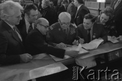1983, Warszawa, Polska.
XI Zjazd Towarzystwa Przyjaźni Polsko-Radzieckiej w Sali Kongresowej. Marszałek Polski Michał Rola-Żymierski - członek Komitetu Centralnego PZPR (w środku).
Fot. Romuald Broniarek, zbiory ośrodka KARTA