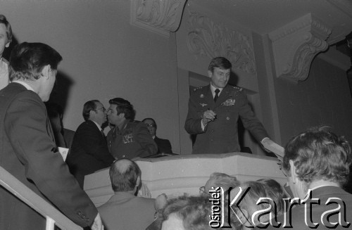 1983, Warszawa, Polska.
XI Zjazd Towarzystwa Przyjaźni Polsko-Radzieckiej w Sali Kongresowej. Kosmonauta Mirosław Hermaszewski (z prawej) i Aleksandr Aksionau - ambasador ZSRR w Polsce (z lewej).
Fot. Romuald Broniarek, zbiory ośrodka KARTA