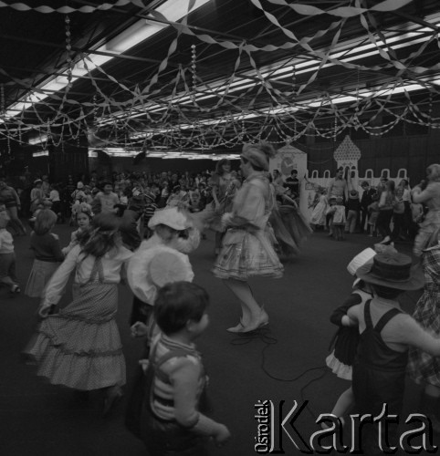 1984, Warszawa, Polska.
Zabawa noworoczna dla dzieci w Domu Przyjaźni Towarzystwa Przyjaźni Polsko-Radzieckiej na ulicy Marszałkowskiej 115.
Fot. Romuald Broniarek, zbiory Ośrodka KARTA