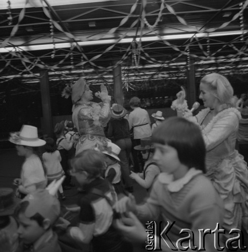 1984, Warszawa, Polska.
Zabawa noworoczna dla dzieci w Domu Przyjaźni Towarzystwa Przyjaźni Polsko-Radzieckiej na ulicy Marszałkowskiej 115.
Fot. Romuald Broniarek, zbiory Ośrodka KARTA