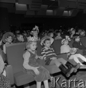 1984, Warszawa, Polska.
Zabawa noworoczna dla dzieci w Domu Przyjaźni Towarzystwa Przyjaźni Polsko-Radzieckiej na ulicy Marszałkowskiej 115.
Fot. Romuald Broniarek, zbiory Ośrodka KARTA