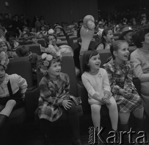 1984, Warszawa, Polska.
Zabawa noworoczna dla dzieci w Domu Przyjaźni Towarzystwa Przyjaźni Polsko-Radzieckiej na ulicy Marszałkowskiej 115.
Fot. Romuald Broniarek, zbiory Ośrodka KARTA