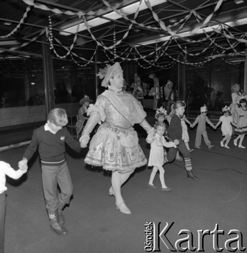 1984, Warszawa, Polska.
Zabawa noworoczna dla dzieci w Domu Przyjaźni Towarzystwa Przyjaźni Polsko-Radzieckiej na ulicy Marszałkowskiej 115.
Fot. Romuald Broniarek, zbiory Ośrodka KARTA