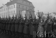 1984, Pleszew, Polska.
Uroczystość z okazji 39. rocznicy wkroczenia Armii Czerwonej do miasta.
Fot. Romuald Broniarek, zbiory Ośrodka KARTA