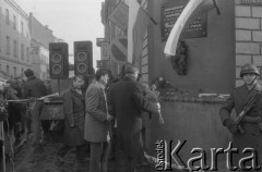 1984, Pleszew, Polska.
Uroczystość z okazji 39. rocznicy wkroczenia Armii Czerwonej do miasta. Tablica pamiątkowa na ścianie kamienicy mieszczącej się na rogu ulic Kaliskiej i Krzyżowej.
Fot. Romuald Broniarek, zbiory Ośrodka KARTA