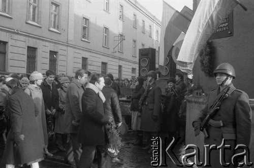 1984, Pleszew, Polska.
Uroczystość z okazji 39. rocznicy wkroczenia Armii Czerwonej do miasta. Tablica pamiątkowa na ścianie kamienicy mieszczącej się na rogu ulic Kaliskiej i Krzyżowej.
Fot. Romuald Broniarek, zbiory Ośrodka KARTA