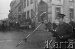 1984, Pleszew, Polska.
Uroczystość z okazji 39. rocznicy wkroczenia Armii Czerwonej do miasta. W tle tablica pamiątkowa na ścianie kamienicy mieszczącej się na rogu ulic Kaliskiej i Krzyżowej.
Fot. Romuald Broniarek, zbiory Ośrodka KARTA