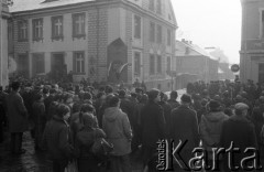 1984, Pleszew, Polska.
Uroczystość z okazji 39. rocznicy wkroczenia Armii Czerwonej do miasta. W tle tablica pamiątkowa na ścianie kamienicy mieszczącej się na rogu ulic Kaliskiej i Krzyżowej.
Fot. Romuald Broniarek, zbiory Ośrodka KARTA